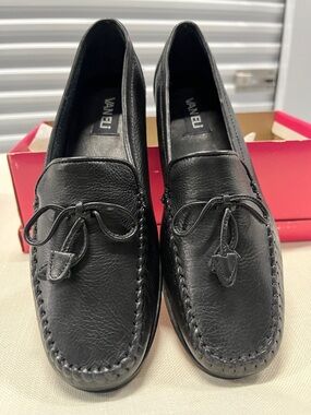 Vaneli Black Leather Moc Toe Bow-Trim  vintage size 8 1/2 M softee nappa